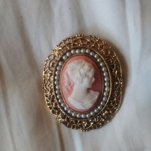 VINTAGE CAMEO BROOCH